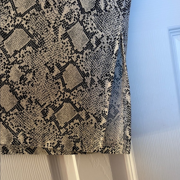 Boutique Snakeskin Printed Pencil Skirt - Picture 4 of 5